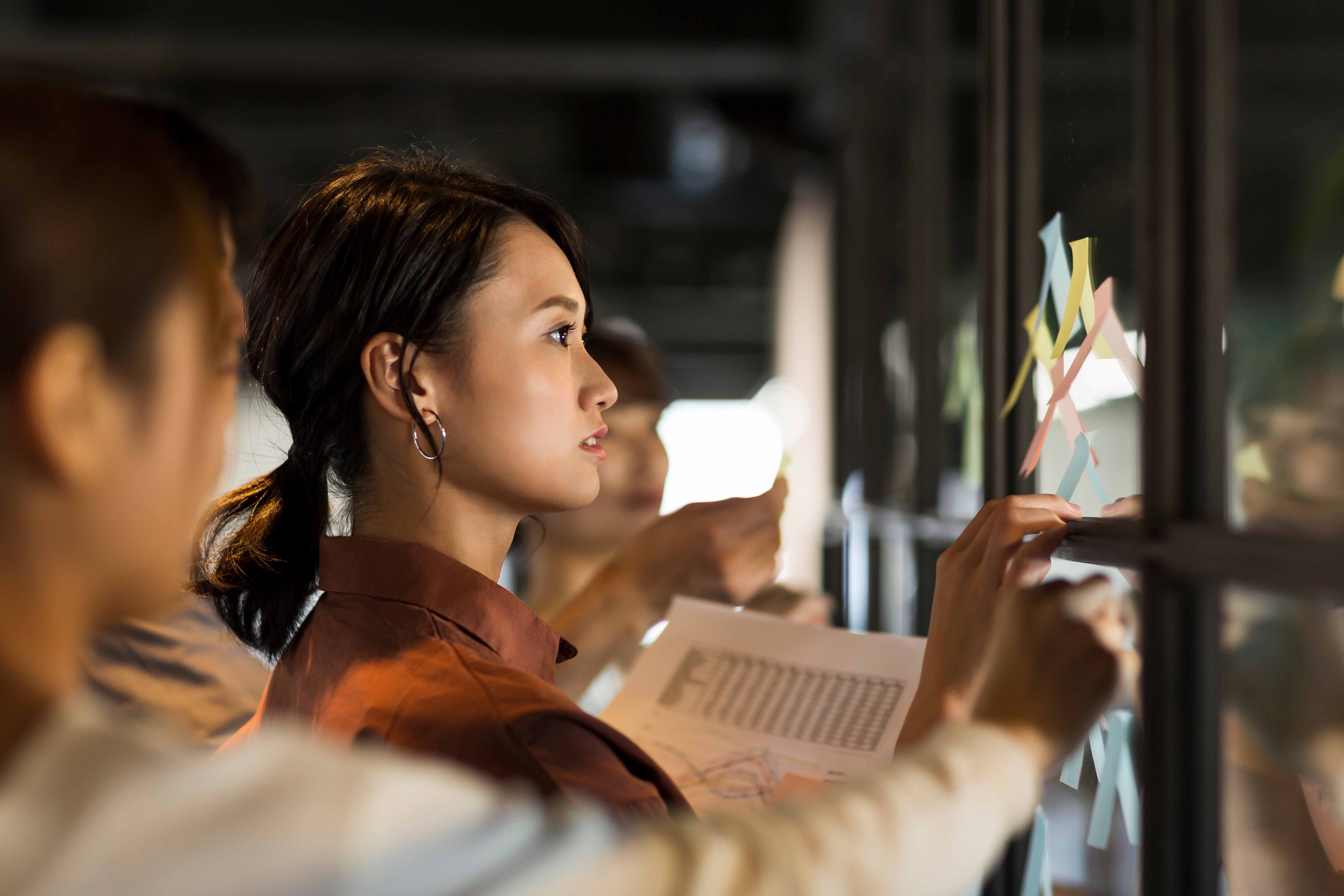 気軽に質問ができる相手をつくっておく（写真：japolia／stock.adobe.com）