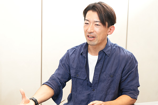 人事本部の上岡隆VPoHR(写真=鈴木 愛子)
