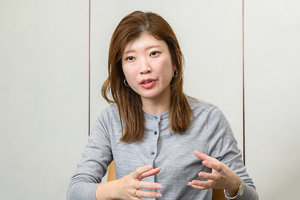 事業人事部の古澤美月部長（写真＝菊池 くらげ）
