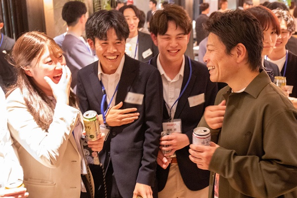 歓迎イベントで新卒社員と交流する丹下社長(右端)(写真=SHIFT提供)