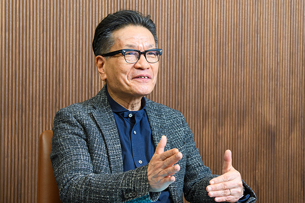 明治大学を卒業後、1982年リード電気（現キーエンス）に入社。2000年に同社社長に就任。国内外で事業を拡大させ、同社を高収益企業に躍進させる。18年にSHFITの社外取締役に就任。20年、同副社長に就任。24年から現職（写真＝菊池 くらげ）
