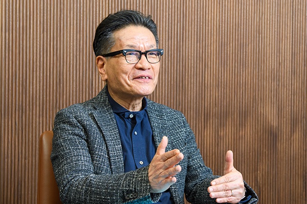 明治大学を卒業後、1982年リード電気(現キーエンス)に入社。2000年に同社社長に就任。国内外で事業を拡大させ、同社を高収益企業に躍進させる。18年にSHFITの社外取締役に就任。20年、同副社長に就任。24年から現職(写真=菊池 くらげ)