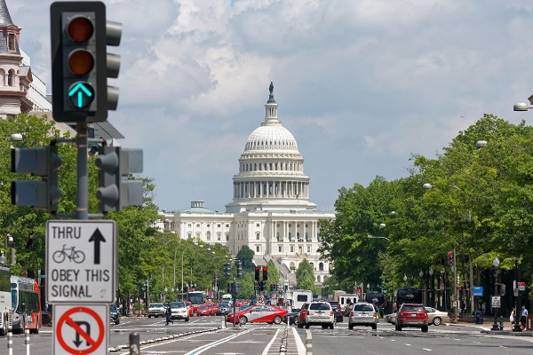 ウィラードホテルは、米連邦議会議事堂とホワイトハウスを結ぶペンシルベニア通りに面したところにある(写真:EarthScape/stock.adobe.com) ウィラードホテルは、米連邦議会議事堂とホワイトハウスを結ぶペンシルベニア通りに面したところにある(写真:EarthScape/stock.adobe.com)