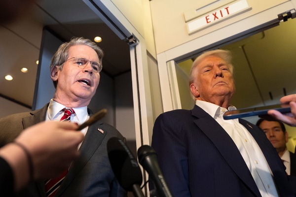 ベッセント米財務長官(左)は、トランプ大統領とともに来日した(25年10月27日)(写真:AP/アフロ) ベッセント米財務長官(左)は、トランプ大統領とともに来日した(25年10月27日)(写真:AP/アフロ)