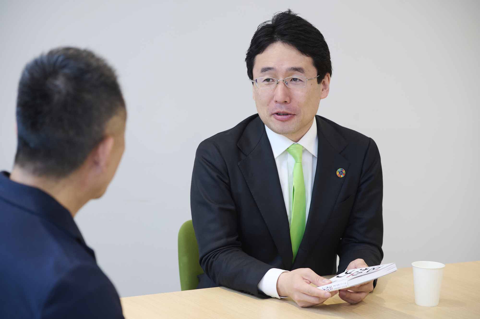 出雲充（いずも・みつる）氏　東京大学農学部を卒業後、2002年東京三菱銀行（当時）入行。05年株式会社ユーグレナを創業し、社長に就任。世界初の微細藻類ユーグレナ（和名：ミドリムシ）の食用屋外大量培養に成功。世界経済フォーラム（ダボス会議）ヤング・グローバル・リーダーズ、第1回日本ベンチャー大賞「内閣総理大臣賞」受賞。著書に『僕はミドリムシで世界を救うことに決めた。』（小学館新書）、『サステナブルビジネス』（PHP研究所）がある。（写真：洞澤佐智子、以下同）