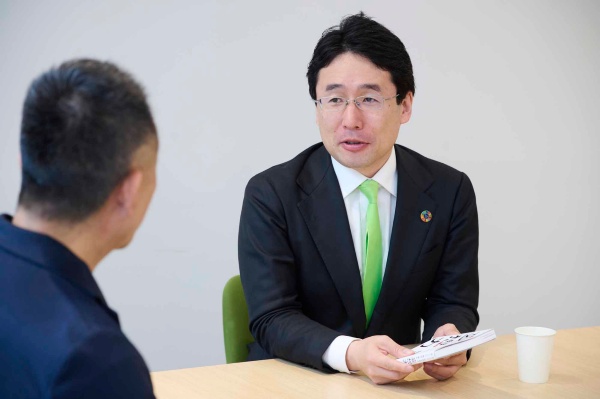 出雲充(いずも・みつる)氏 東京大学農学部を卒業後、2002年東京三菱銀行(当時)入行。05年株式会社ユーグレナを創業し、社長に就任。世界初の微細藻類ユーグレナ(和名:ミドリムシ)の食用屋外大量培養に成功。世界経済フォーラム(ダボス会議)ヤング・グローバル・リーダーズ、第1回日本ベンチャー大賞「内閣総理大臣賞」受賞。著書に『僕はミドリムシで世界を救うことに決めた。』(小学館新書)、『サステナブルビジネス』(PHP研究所)がある。(写真:洞澤佐智子、以下同)
