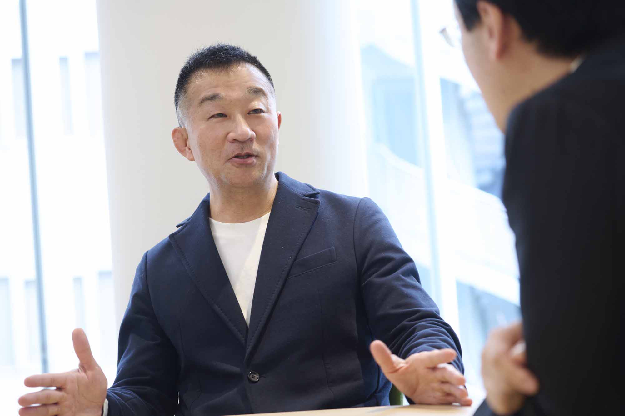 田中安人（たなか・やすひと）氏　グリッドCEO、吉野家CMO（最高マーケティング責任者）、近年はスタートアップ支援、IPOサポートも手がける。1989年大学卒業後、八百半デパート（後にヤオハンジャパンに社名変更）に入社。広告制作会社を経て、2002年に広告代理店を起業。2010年マーケティング関連のコンサルティングを手がけるグリッドを設立。2017年吉野家CMOに就任。