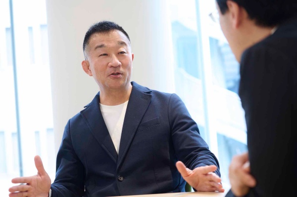 田中安人(たなか・やすひと)氏 グリッドCEO、吉野家CMO(最高マーケティング責任者)、近年はスタートアップ支援、IPOサポートも手がける。1989年大学卒業後、八百半デパート(後にヤオハンジャパンに社名変更)に入社。広告制作会社を経て、2002年に広告代理店を起業。2010年マーケティング関連のコンサルティングを手がけるグリッドを設立。2017年吉野家CMOに就任。