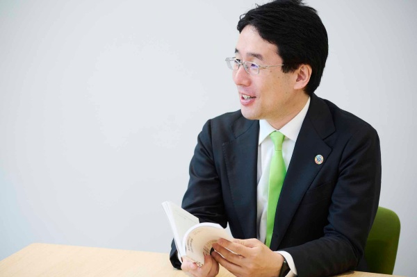 出雲充(いずも・みつる)氏 東京大学農学部を卒業後、2002年東京三菱銀行(当時)入行。05年株式会社ユーグレナを創業し、社長に就任。世界初の微細藻類ユーグレナ(和名:ミドリムシ)食用屋外大量培養に成功。世界経済フォーラム(ダボス会議)ヤング・グローバル・リーダーズ、第1回日本ベンチャー大賞「内閣総理大臣賞」受賞。著書に『僕はミドリムシで世界を救うことに決めた。』(小学館新書)、『サステナブルビジネス』(PHP研究所)がある。(写真:洞澤佐智子、以下同)