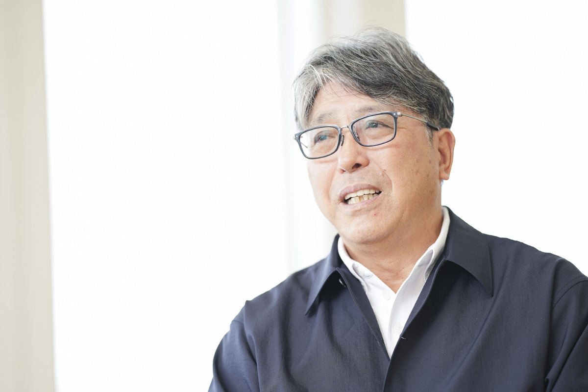 岩出雅之(いわで・まさゆき)氏 帝京大学スポーツ局長、スポーツ医科学センター教授。1958年和歌山県新宮市生まれ。76年和歌山県立新宮高校卒業、80年日本体育大学卒業。教員となり、滋賀県教育委員会、公立中学、高校に勤務。96年より帝京大学ラグビー部監督。2009年度全国大学ラグビーフットボール選手権大会で初優勝。以来、17年度まで9連覇を記録。21年度に同大会を制し10度目の優勝を達成。現在は、帝京大学スポーツ局長として、同大学のスポーツ全般を統括する(写真:鈴木愛子、以下同)