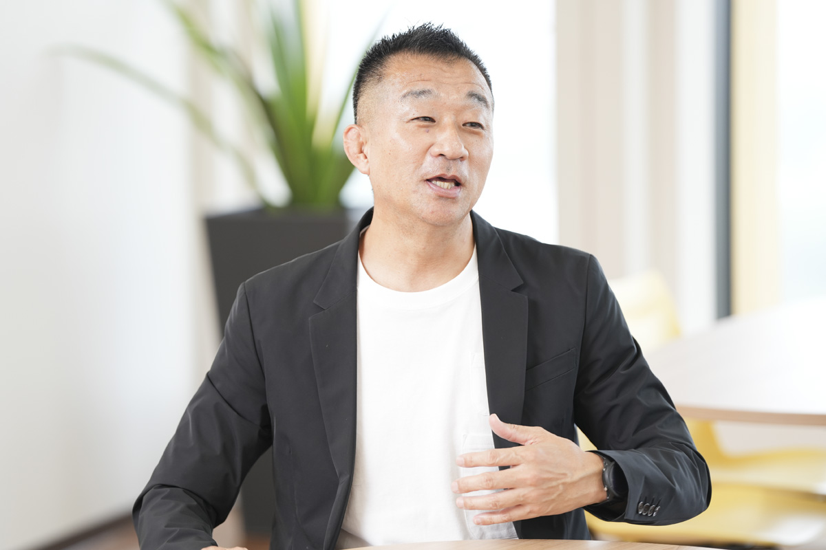 田中安人(たなか・やすひと)氏 グリッドCEO、吉野家CMO(最高マーケティング責任者)、近年はスタートアップ支援、IPOサポートも手がける。1989年大学卒業後、八百半デパート(後にヤオハンジャパンに社名変更)に入社。広告制作会社を経て、2002年に広告代理店を起業。10年マーケティング関連のコンサルティングを手がけるグリッドを設立。17年吉野家CMOに就任