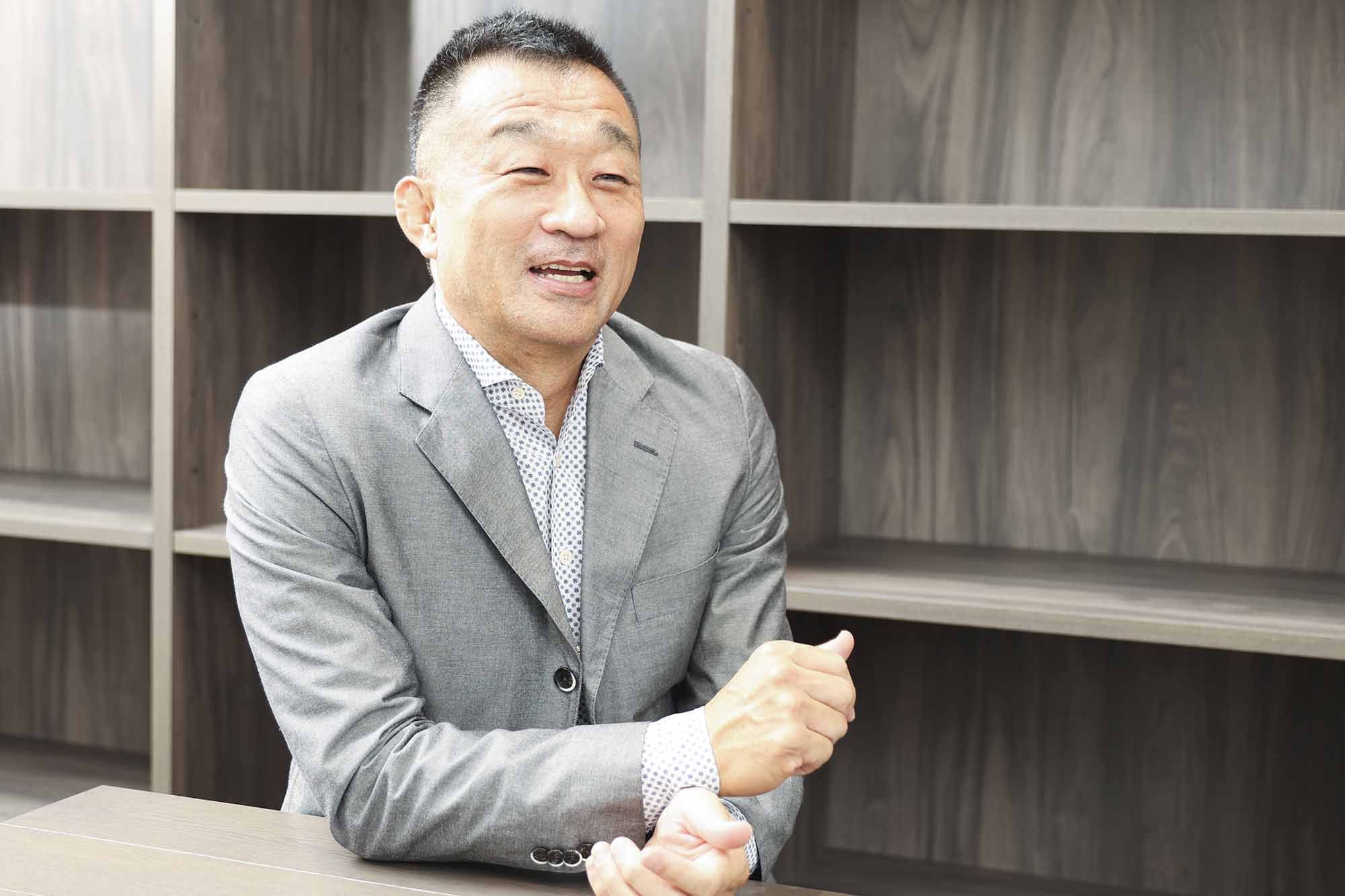 田中安人(たなか・やすひと)氏<br>グリッドCEO、吉野家CMO(最高マーケティング責任者)。1965年京都市生まれ。89年大学卒業後、八百半デパート(後にヤオハンジャパンに社名変更)に入社。広告制作会社を経て、2002年に広告代理店を起業。10年マーケティング関連のコンサルティングを手がけるグリッドを設立。17年吉野家CMOに就任。HR(人事)、IR、経営戦略、海外戦略、マーケティング、スポーツマーケティング、ベンチャー投資、アドバタイジング・エージェンシーなどでの幅広い経験から、多くの企業のアドバイザーを歴任する。