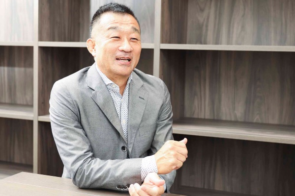 田中安人(たなか・やすひと)氏<br>グリッドCEO、吉野家CMO(最高マーケティング責任者)。1965年京都市生まれ。89年大学卒業後、八百半デパート(後にヤオハンジャパンに社名変更)に入社。広告制作会社を経て、2002年に広告代理店を起業。10年マーケティング関連のコンサルティングを手がけるグリッドを設立。17年吉野家CMOに就任。HR(人事)、IR、経営戦略、海外戦略、マーケティング、スポーツマーケティング、ベンチャー投資、アドバタイジング・エージェンシーなどでの幅広い経験から、多くの企業のアドバイザーを歴任する。