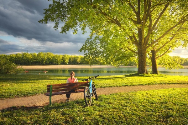 まとめを書くには、ノートとペンだけを持って公園に行くのが効果的(写真/shutterstock) まとめを書くには、ノートとペンだけを持って公園に行くのが効果的(写真/shutterstock)