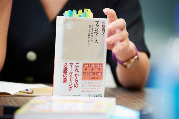 「何度も読み返してきたので、付せんが大量に貼ってあったり、何色ものマーカーで線が引いてあったり。持ち歩くことも多かったので結構ボロボロになってしまって、カバーの帯もテープでつなぎ合わせています(笑)」