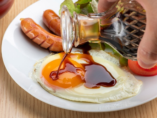 どんな料理にもドボドボとしょうゆをかけてしまう理由はなんだろうか(写真:kai/stock.adobe.com)