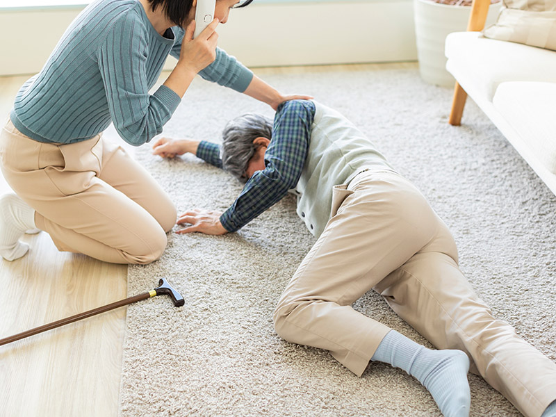 高齢者は家の中で転んで骨折までしてしまう。なぜなのだろうか(写真:japolia/stock.adobe.com)