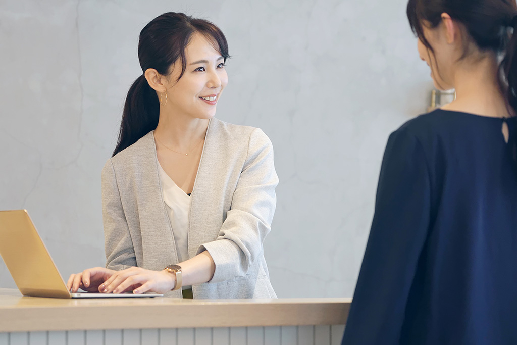 「顧客に密着する」ためには、従業員が顧客と同じ視点でモノを見ることが必要(写真/shutterstock) 「顧客に密着する」ためには、従業員が顧客と同じ視点でモノを見ることが必要(写真/shutterstock)