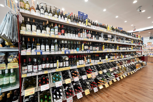 どんな場所でも出店でき、豊富な品ぞろえを実現するのが成城石井の強み（写真＝鈴木 愛子）