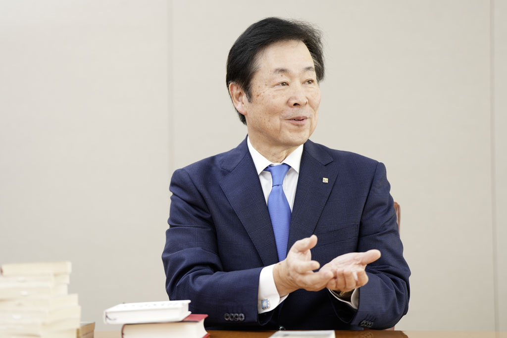 芸人で元参議院議員の水道橋博士さんとは幼稚園からの仲です。小学5年生の時に、彼からもらった本が井上ひさしの『ブンとフン』でした