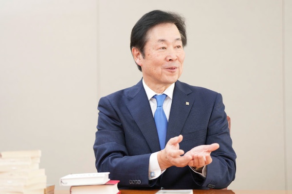 芸人で元参議院議員の水道橋博士さんとは幼稚園からの仲です。小学5年生の時に、彼からもらった本が井上ひさしの『ブンとフン』でした 芸人で元参議院議員の水道橋博士さんとは幼稚園からの仲です。小学5年生の時に、彼からもらった本が井上ひさしの『ブンとフン』でした