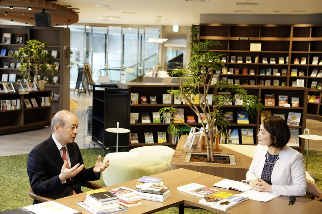 インタビューは、日本橋兜町の複合施設「KABUTO ONE」に併設された「Book Lounge Kable（ブックラウンジカブル）」にて行った。マネーやライフに関する書籍が約3000冊並び、読書やワークスペースとして利用できるほか、書籍の購入も可能だ