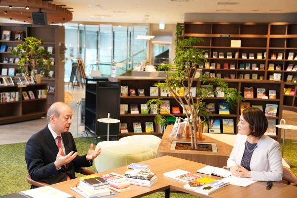 インタビューは、日本橋兜町の複合施設「KABUTO ONE」に併設された「Book Lounge Kable(ブックラウンジカブル)」にて行った。マネーやライフに関する書籍が約3000冊並び、読書やワークスペースとして利用できるほか、書籍の購入も可能だ