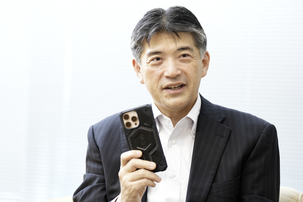「かつて、出張には何冊も本を持って行きましたが、今は電子書籍をスマホで読んでいます」