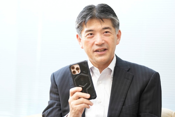 「かつて、出張には何冊も本を持って行きましたが、今は電子書籍をスマホで読んでいます」 「かつて、出張には何冊も本を持って行きましたが、今は電子書籍をスマホで読んでいます」