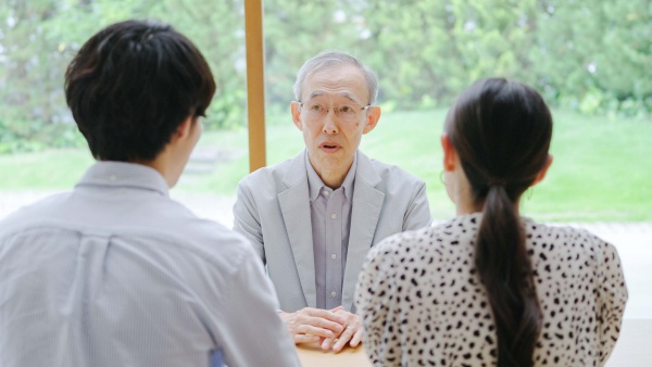 子どもから親に話すときでも、あらたまった場面では敬語を使うことが多い(写真/shutterstock)