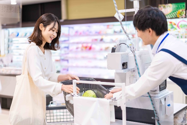 「手提げ袋はご利用されますか?」は、手提げ袋が有料化されてから大変よく耳にする言葉です(写真/shutterstock)