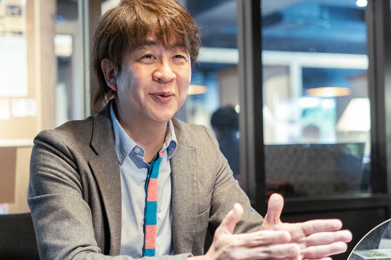 <span class="fontBold">藤吉豊(ふじよし・ゆたか)</span><br/>株式会社文道 代表取締役。有志4名による編集ユニット「クロロス」のメンバー。日本映画ペンクラブ会員。神奈川県相模原市出身。編集プロダクションにて、企業PR誌や一般誌、書籍の編集・ライティングに従事。編集プロダクション退社後、出版社にて、自動車専門誌2誌の編集長を歴任。2001年からフリーランスとなり、雑誌、PR誌の制作や、ビジネス書籍の企画・執筆・編集に携わる。文化人、経営者、アスリート、タレントなど、インタビュー実績は2000人以上。2006年以降は、ビジネス書籍の編集協力に注力し、200冊以上の書籍のライティングに関わる。現在はライターとしての活動のほか、「書く楽しさを広める活動」「ライターを育てる活動」にも注力。「書く力は、ライターだけでなく、誰にでも必要なポータブルスキルである」(ポータブルスキル=業種や職種が変わっても通用する持ち出し可能なスキル)との思いから、大学生や社会人に対して、執筆指導を行っている。共著書に『「文章術のベストセラー100冊」のポイントを1冊にまとめてみた。』『「話し方のベストセラー100冊」のポイントを1冊にまとめてみた。』<!--layout:id=13-->(日経BP)、単著書に『文章力が、最強の武器である。』(SBクリエイティブ)がある。コーヒーと猫が好き。