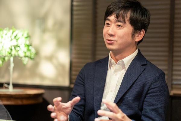 <span class="fontBold">梅田悟司(うめだ・さとし)</span><br>コピーライター。武蔵野大学アントレプレナーシップ学部教授。1979年生まれ。大学院在学中にレコード会社を起業後、電通入社。マーケティングプランナーを経て、コピーライターに。2018年にインクルージョン・ジャパン株式会社に参画し、ベンチャー支援に従事。2022年4月より現職。 主な仕事に、ジョージア「世界は誰かの仕事でできている。」、タウンワーク「バイトするなら、タウンワーク。」、Surface Laptop 4「すべての、あなたに、ちょうどいい。」のコピーライティングや、TBSテレビ「日曜劇場」のコミュニケーション統括など。経営層や製品開発者との対話をベースとした、コーポレート・メッセージ開発、プロダクト・メッセージ開発に定評がある。 著書に『「言葉にできる」は武器になる。』(日本経済新聞出版)、『捨て猫に拾われた僕』(日経ビジネス人文庫)、『やってもやっても終わらない名もなき家事に名前をつけたらその多さに驚いた。』(サンマーク出版)など。最新刊は<!--layout:id=16-->(日本経済新聞出版)。