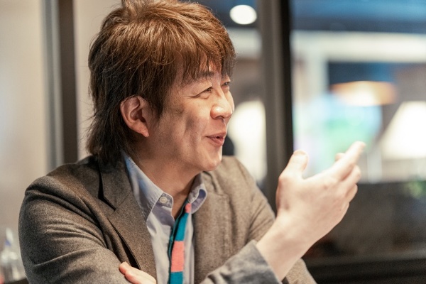 <span class="fontBold">藤吉豊(ふじよし・ゆたか)</span><br/>株式会社文道 代表取締役。有志4名による編集ユニット「クロロス」のメンバー。日本映画ペンクラブ会員。神奈川県相模原市出身。編集プロダクションにて、企業PR誌や一般誌、書籍の編集・ライティングに従事。編集プロダクション退社後、出版社にて、自動車専門誌2誌の編集長を歴任。2001年からフリーランスとなり、雑誌、PR誌の制作や、ビジネス書籍の企画・執筆・編集に携わる。文化人、経営者、アスリート、タレントなど、インタビュー実績は2000人以上。2006年以降は、ビジネス書籍の編集協力に注力し、200冊以上の書籍のライティングに関わる。現在はライターとしての活動のほか、「書く楽しさを広める活動」「ライターを育てる活動」にも注力。「書く力は、ライターだけでなく、誰にでも必要なポータブルスキルである」(ポータブルスキル=業種や職種が変わっても通用する持ち出し可能なスキル)との思いから、大学生や社会人に対して、執筆指導を行っている。共著書に『「文章術のベストセラー100冊」のポイントを1冊にまとめてみた。』『「話し方のベストセラー100冊」のポイントを1冊にまとめてみた。』<!--layout:id=13-->(日経BP)、単著書に『文章力が、最強の武器である。』(SBクリエイティブ)がある。コーヒーと猫が好き。