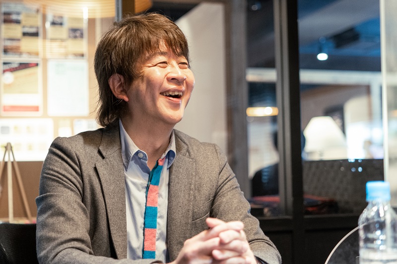 <span class="fontBold">藤吉豊(ふじよし・ゆたか)</span><br/>株式会社文道 代表取締役。有志4名による編集ユニット「クロロス」のメンバー。日本映画ペンクラブ会員。神奈川県相模原市出身。編集プロダクションにて、企業PR誌や一般誌、書籍の編集・ライティングに従事。編集プロダクション退社後、出版社にて、自動車専門誌2誌の編集長を歴任。2001年からフリーランスとなり、雑誌、PR誌の制作や、ビジネス書籍の企画・執筆・編集に携わる。文化人、経営者、アスリート、タレントなど、インタビュー実績は2000人以上。2006年以降は、ビジネス書籍の編集協力に注力し、200冊以上の書籍のライティングに関わる。現在はライターとしての活動のほか、「書く楽しさを広める活動」「ライターを育てる活動」にも注力。「書く力は、ライターだけでなく、誰にでも必要なポータブルスキルである」(ポータブルスキル=業種や職種が変わっても通用する持ち出し可能なスキル)との思いから、大学生や社会人に対して、執筆指導を行っている。共著書に『「文章術のベストセラー100冊」のポイントを1冊にまとめてみた。』『「話し方のベストセラー100冊」のポイントを1冊にまとめてみた。』<!--layout:id=13-->(日経BP)、単著書に『文章力が、最強の武器である。』(SBクリエイティブ)がある。コーヒーと猫が好き。