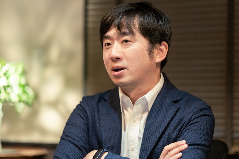 <span class="fontBold">梅田悟司(うめだ・さとし)</span><br>コピーライター。武蔵野大学アントレプレナーシップ学部教授。1979年生まれ。大学院在学中にレコード会社を起業後、電通入社。マーケティングプランナーを経て、コピーライターに。2018年にインクルージョン・ジャパン株式会社に参画し、ベンチャー支援に従事。2022年4月より現職。 主な仕事に、ジョージア「世界は誰かの仕事でできている。」、タウンワーク「バイトするなら、タウンワーク。」、Surface Laptop 4「すべての、あなたに、ちょうどいい。」のコピーライティングや、TBSテレビ「日曜劇場」のコミュニケーション統括など。経営層や製品開発者との対話をベースとした、コーポレート・メッセージ開発、プロダクト・メッセージ開発に定評がある。 著書に『「言葉にできる」は武器になる。』(日本経済新聞出版)、『捨て猫に拾われた僕』(日経ビジネス人文庫)、『やってもやっても終わらない名もなき家事に名前をつけたらその多さに驚いた。』(サンマーク出版)など。最新刊は<!--layout:id=16-->(日本経済新聞出版)。