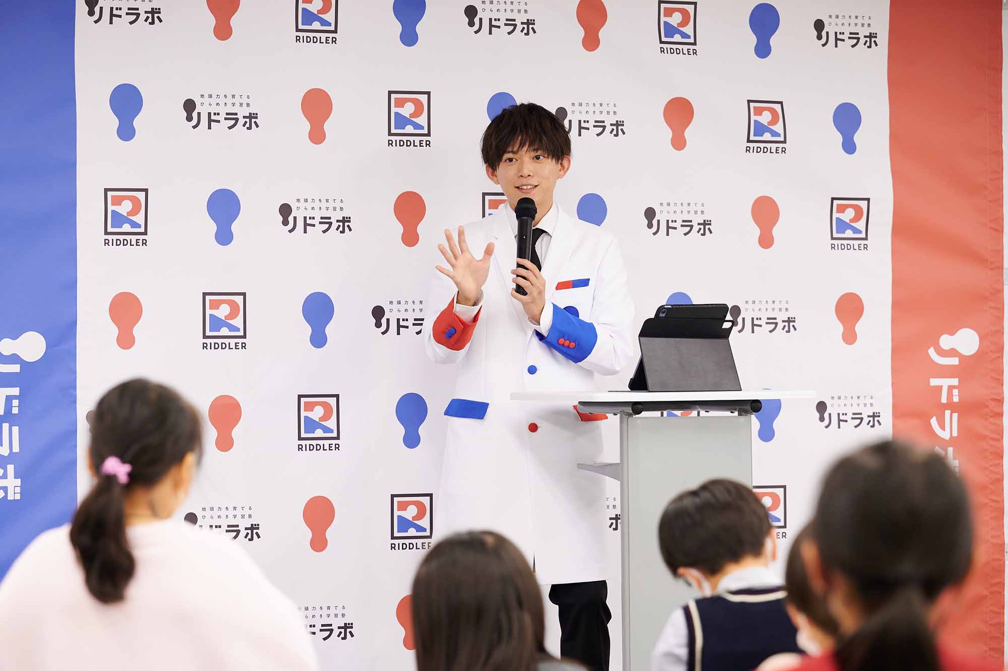 松丸さん自身が塾長を務める「リドラボ」体験授業の様子。「リドラボ」では、「ひらめき学習」をカリキュラムの中心にして、楽しみながら考える力を伸ばすことができる（画像提供：RIDDLER）