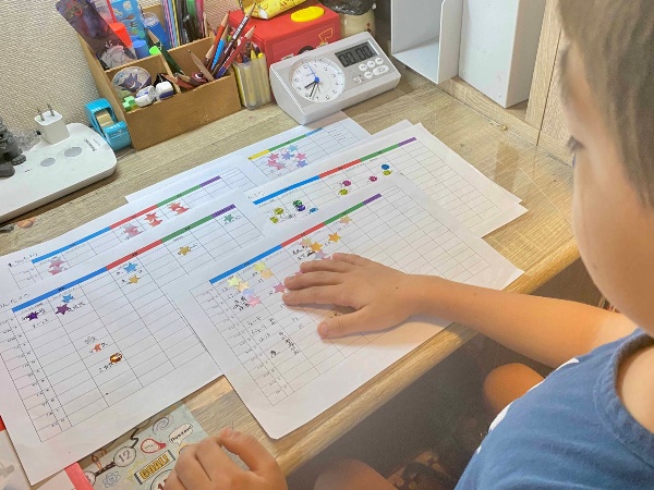 計画通りに学習が進んだことを確認したら、一緒にペタッ。やる気を引き出すご褒美シールは、子どもに目標を可視化させることや、努力を継続させることにも有効だという(写真提供:松江由紀子さん)