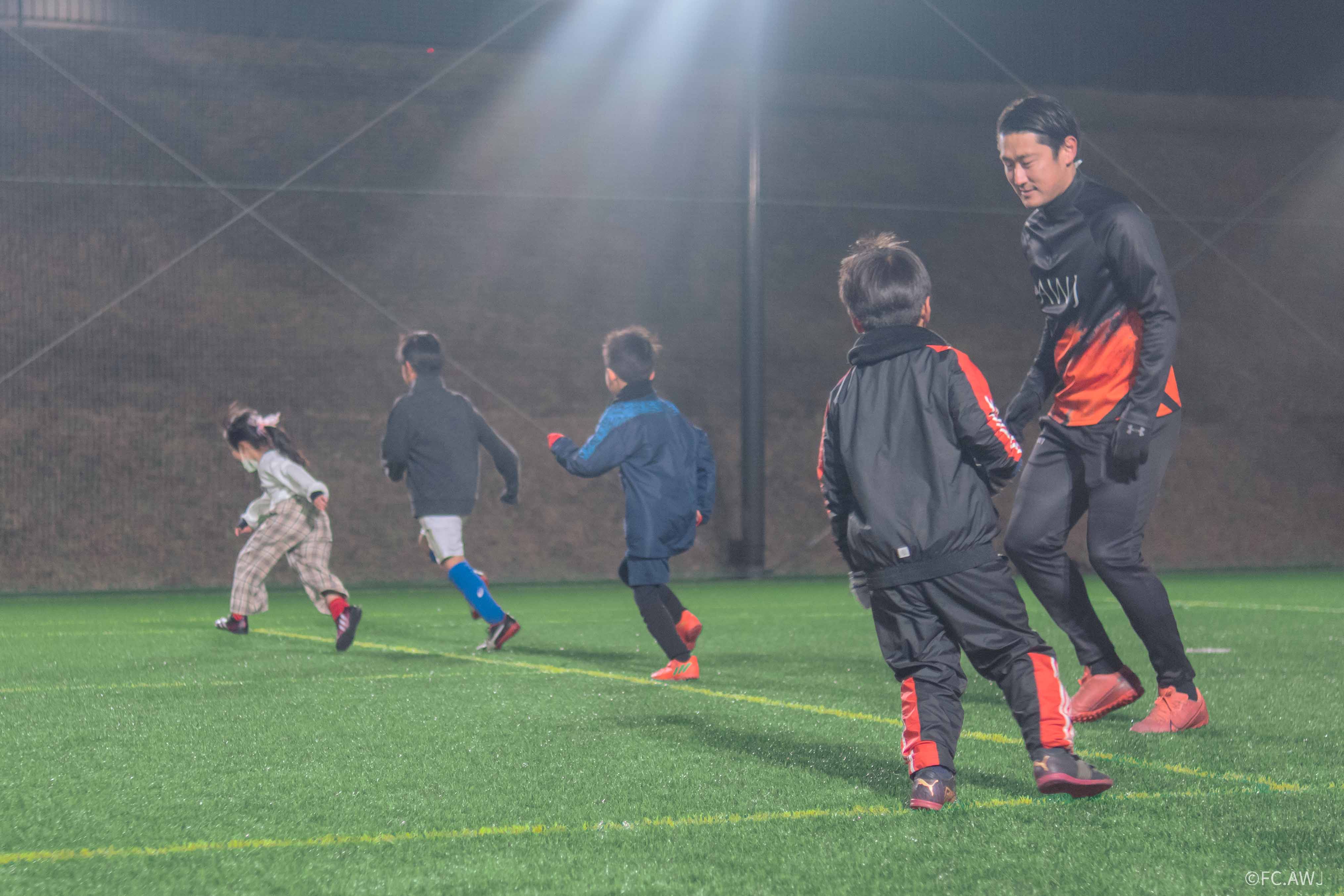 FC.AWJでは、FC琉球で担っていたスポンサー探しや誘客に加え、行政との折衝やサッカースクールの運営なども行っている三上さん。サッカースクールには地元の小学生たちが多く参加している（画像提供：FC.AWJ）
