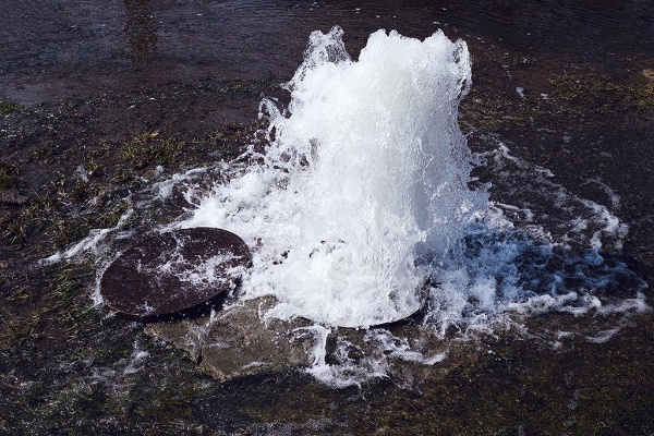 水道管の破裂は路面の陥没を引き起こすこともある(写真はイメージ)(写真:R19/stock.adobe.com) 水道管の破裂は路面の陥没を引き起こすこともある(写真はイメージ)(写真:R19/stock.adobe.com)