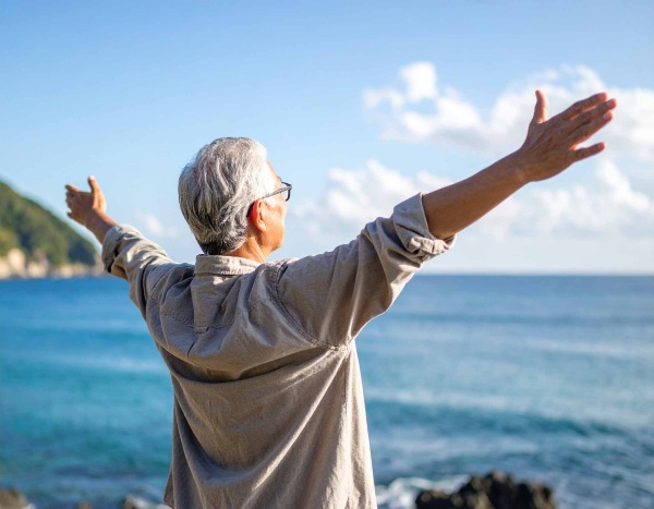 50代の頃の「いい人間関係」は80代になってからの健康や幸福にもつながっているようだ(写真:Bambi and Sunny/stock.adobe.com) 50代の頃の「いい人間関係」は80代になってからの健康や幸福にもつながっているようだ(写真:Bambi and Sunny/stock.adobe.com)