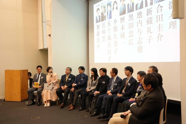 トークセッションは東京大学の「HASEKO-KUMA HALL」にて開催。瀧口友理奈氏(経済キャスター・左から2番目)と加藤真平氏(東京大学大学院工学系研究科特任准教授・左端)が司会を務めた トークセッションは東京大学の「HASEKO-KUMA HALL」にて開催。瀧口友理奈氏(経済キャスター・左から2番目)と加藤真平氏(東京大学大学院工学系研究科特任准教授・左端)が司会を務めた