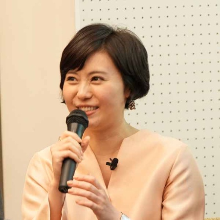 司会の瀧口友里奈氏 司会の瀧口友里奈氏