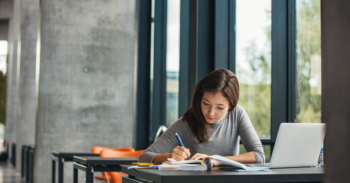 合格にはまず参考書選びが大切(写真:Shutterstock)
