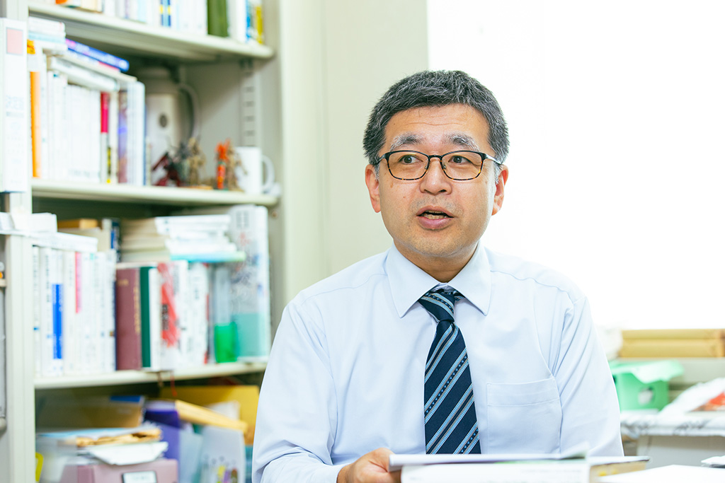 「岸はどんな質問にも非常に真摯に答えていることが分かります」と話す村井さん 「岸はどんな質問にも非常に真摯に答えていることが分かります」と話す村井さん