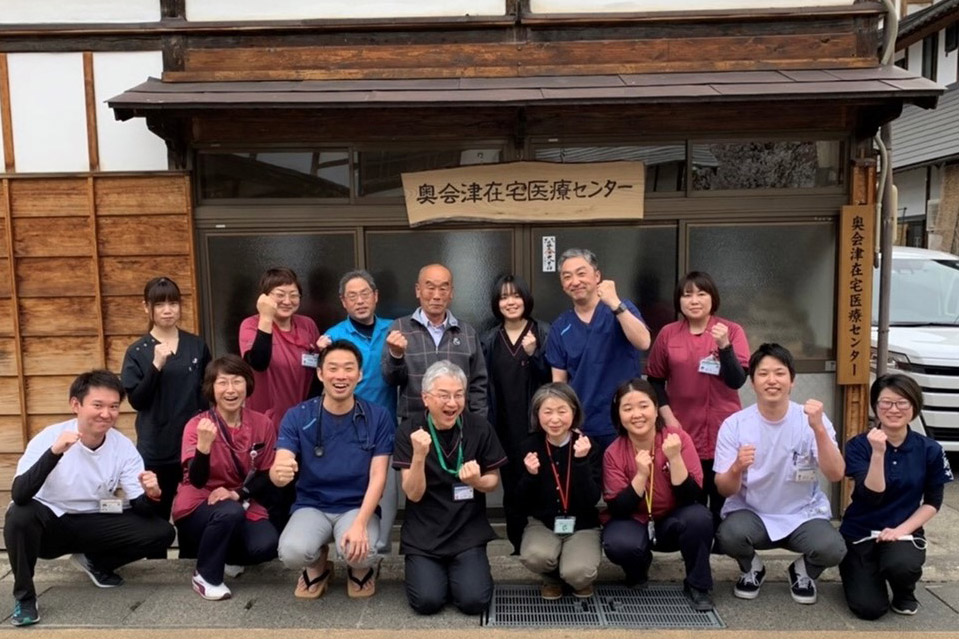 奥会津在宅医療センターのスタッフ。その日ごとに回る地域を決めて巡回する(写真提供:山中克郎さん) 奥会津在宅医療センターのスタッフ。その日ごとに回る地域を決めて巡回する(写真提供:山中克郎さん)