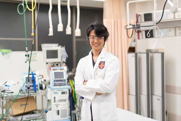 「医師という仕事の目的は“人を幸せにする”こと。街と一体となって“救命の連鎖”を広げていきたいと思っています」と言う医師の小倉さん 「医師という仕事の目的は“人を幸せにする”こと。街と一体となって“救命の連鎖”を広げていきたいと思っています」と言う医師の小倉さん