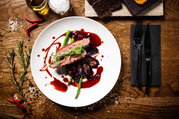250g以上の肉を一度で食べるのは危険?(写真はイメージ)(写真:Maksim Toome/stock.adobe.com)
