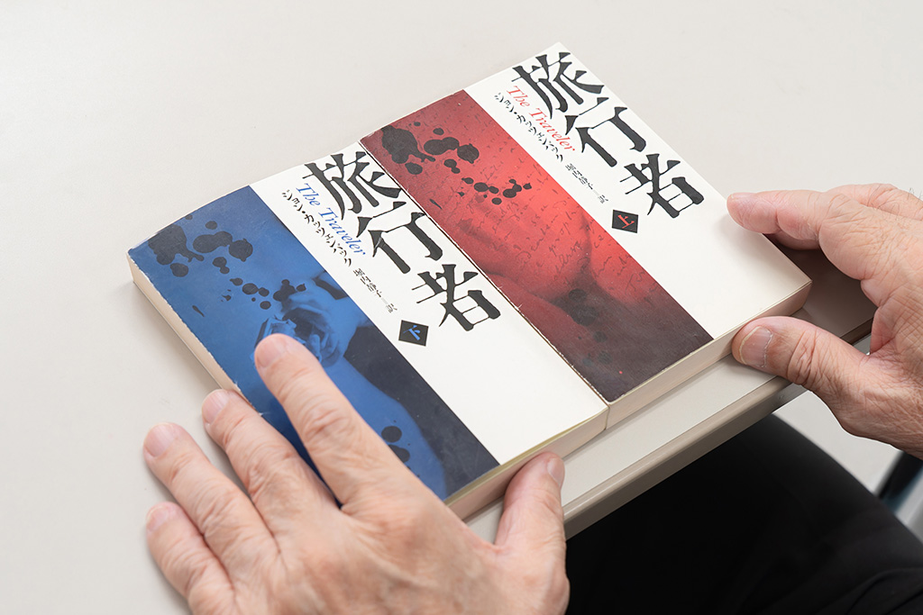 『旅行者』(ジョン・カッツェンバック著)。優秀な報道写真家にして残忍な連続殺人犯が、最後の感傷旅行としてかつての犯行現場を訪れる旅に出る。罪もない女子学生に自分の言動を一部始終記録させ、伝記を書かせようと道連れに大陸を横断。そして、彼らを女性刑事と殺人犯の弟の精神科医が追う。画像クリックでAmazonページへ 『旅行者』(ジョン・カッツェンバック著)。優秀な報道写真家にして残忍な連続殺人犯が、最後の感傷旅行としてかつての犯行現場を訪れる旅に出る。罪もない女子学生に自分の言動を一部始終記録させ、伝記を書かせようと道連れに大陸を横断。そして、彼らを女性刑事と殺人犯の弟の精神科医が追う。画像クリックでAmazonページへ