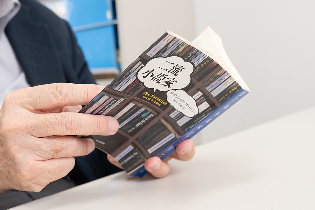 『二流小説家』(デイヴィッド・ゴードン著)。ニューヨーク在住のさえない中年作家。ガールフレンドには捨てられ、家庭教師をしている女子高生にも頭が上がらない。実家の母親のことを気にかけながら、アルバイトで食いつなぐ日々に、収監されている死刑囚から事件の全貌を語る本の執筆を依頼されるが、そこにはある条件があった。画像クリックでAmazonページへ 『二流小説家』(デイヴィッド・ゴードン著)。ニューヨーク在住のさえない中年作家。ガールフレンドには捨てられ、家庭教師をしている女子高生にも頭が上がらない。実家の母親のことを気にかけながら、アルバイトで食いつなぐ日々に、収監されている死刑囚から事件の全貌を語る本の執筆を依頼されるが、そこにはある条件があった。画像クリックでAmazonページへ
